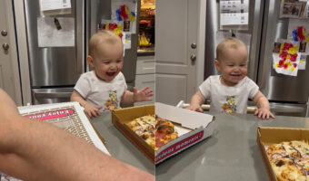 大好物はピザ！幼い女の子は、2つのピザを前にしてキラッキラの笑顔を見せてくれています！！