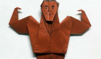 『マッチョ折り紙』の折り方が大反響!「途中まで鶴の折り方じゃんって思ってたら、まさかのマッチョだった」