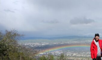 奇跡的な瞬間に狙いすました1枚がスゴイ!!普通に記念写真かと思ったら驚きの光景が!