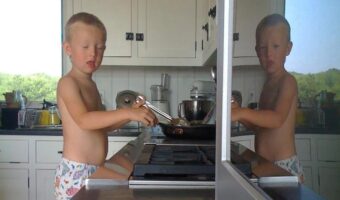 【心霊写真?】おわかりいただけただろうか?テレビに反射する少年の表情が違う不思議な画像!