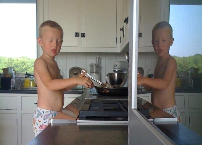 【心霊写真？】おわかりいただけただろうか？テレビに反射する少年の表情が違う不思議な画像！