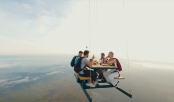 こんなに映える朝食は他にない?!究極的に非日常的な朝食の風景、それはまさかのはるか上空7,000フィート!!