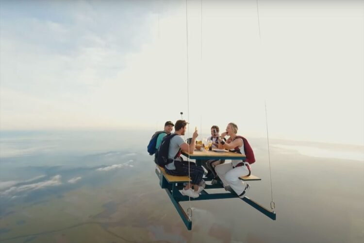 こんなに映える朝食は他にない？！究極的に非日常的な朝食の風景、それはまさかのはるか上空7,000フィート！！