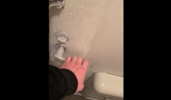 え？ドアが凍って部屋から出れない！？「関東の方々は出勤無理か。道民は出勤します」とドアを開けようとした時の状況がTwitterで話題に！