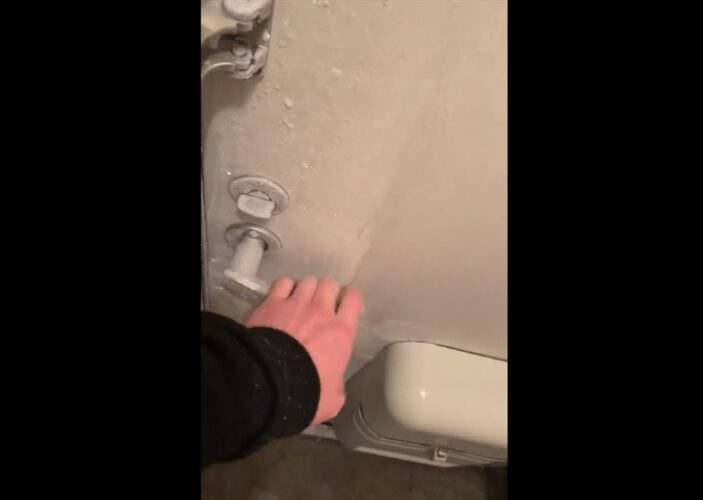え？ドアが凍って部屋から出れない！？「関東の方々は出勤無理か。道民は出勤します」とドアを開けようとした時の状況がTwitterで話題に！