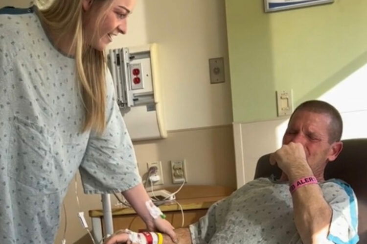 父のために内緒でドナーになった娘。移植手術を終えたお父さんは、病衣を着た娘さんを見た瞬間全てを悟りました