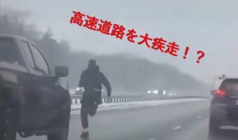 運転中意識を失った女性!助けるためにヒーローが登場!4車線を走って横切り救助へ駆けつける男性に称賛