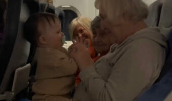 飛行機内で泣き止まない娘、救世主はたまたま同じ列に居合わせた年配女性たちでした！！