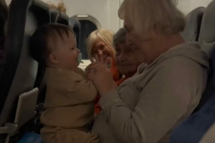 飛行機内で泣き止まない娘、救世主はたまたま同じ列に居合わせた年配女性たちでした！！