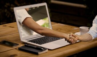 ビジネス用語「アライアンス」とはどんな意味?パートナーとの違いは?