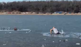 大変！犬が氷の張った湖の中に落ちちゃった！！この子を救うため男性が氷を割りながら湖の中を進んでいきます！！【アメリカ・動画】