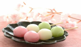 「花見団子」はなぜ3色?花見の時期に食されるのは、歴史上の有名人も関係している??