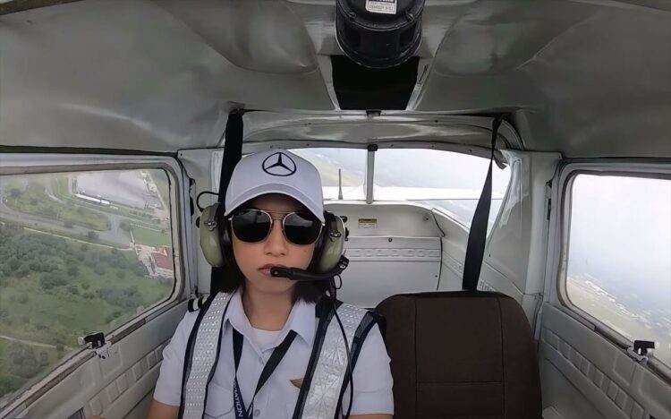 ハプニングに動じないパイロットがカッコイイ！飛行中にハプニングが発生するも、パイロットは余裕の対応！