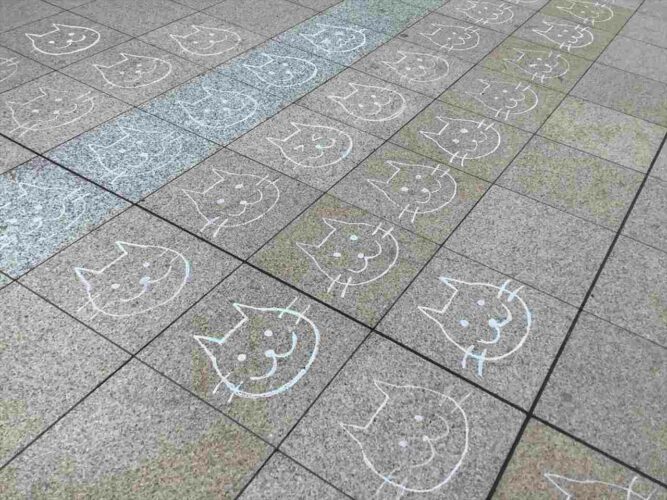これは凄い！猫の日にちなんで日暮里駅に駅員の“手書き猫”が出現 ！！「楽しい駅ですね」「期間限定ではもったいない！」
