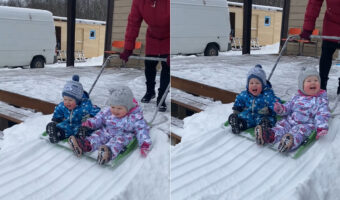 雪のすべり台で遊ぶ幼い子供たち。特大の雪かきスコップに乗せてもらって出発すると楽しくって笑いが止まりません!!【海外・動画】