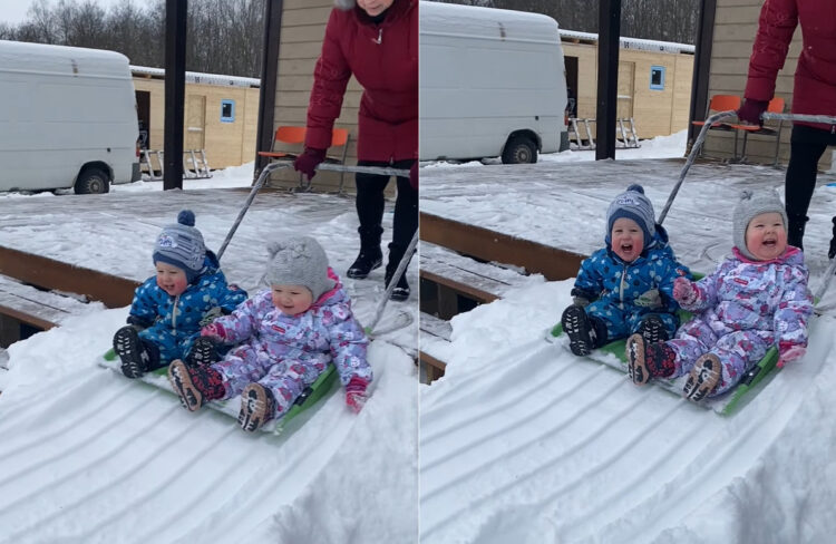 雪のすべり台で遊ぶ幼い子供たち。特大の雪かきスコップに乗せてもらって出発すると楽しくって笑いが止まりません！！【海外・動画】