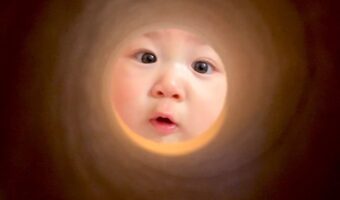 トイレットペーパーやラップの芯で赤ちゃんを覗くと、めちゃめちゃ可愛いと話題に！「これは素敵な発見！」