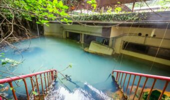 廃墟になった後も温泉が湧き続け温泉に飲まれた旅館がなんだか幻想的