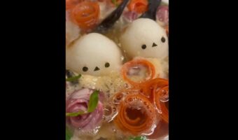 “雪の妖精”とも呼ばれて人気の『シマエナガ』をモチーフとした鍋が話題に!「プリッとして可愛い!」「温泉に浸かってるみたい」