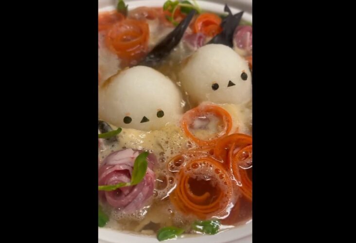 “雪の妖精”とも呼ばれて人気の『シマエナガ』をモチーフとした鍋が話題に！「プリッとして可愛い！」「温泉に浸かってるみたい」