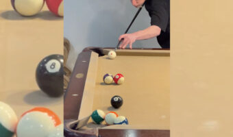 スゴ技すぎる・・。男性はこの状態から8番の黒のボールだけポケットに落とすんですが・・、いったいどうやって?!?!?!【トリックショット】