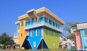 思わず見返しちゃう！世界のひっくり返った『逆さまハウス』5選！上下逆転、中はどうなってるの！？