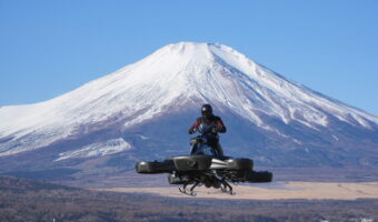 【日本発】未来がやってきた!スターウォーズの乗り物みたいなエアドローンがアラブでフライトパフォーマンスを実施
