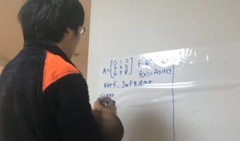 天才?前世の記憶?なぜか複雑な数式を見せると泣き止む赤ちゃんが話題