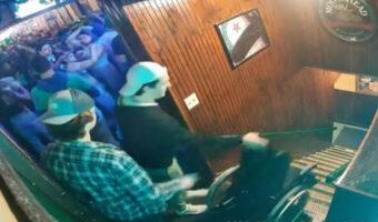 ひどすぎる！車いすを階段から突き落とす映像がTwitterで世界中に拡散！その後、被害者の友人がクラウドファンディングで多くの支援を獲得