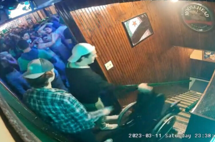 ひどすぎる！車いすを階段から突き落とす映像がTwitterで世界中に拡散！その後、被害者の友人がクラウドファンディングで多くの支援を獲得