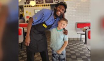 感動!8歳の少年が行きつけのレストランチェーンの店員さんの経済状況を助ける為にクラウドファンディング