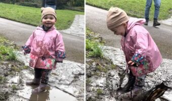 水たまりに入ってパシャパシャ！満面の笑みを浮かべ泥遊びを楽しむ幼い女の子、楽しみすぎてお顔にも泥が跳ねちゃっています！！