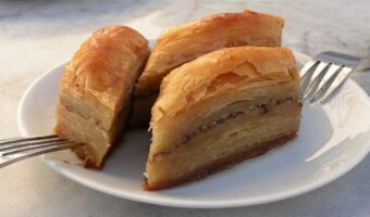 トルコのデザート「バクラヴァ」とは?バターたっぷりのパイ生地に砂糖がしみしみのあま〜いお菓子です!!