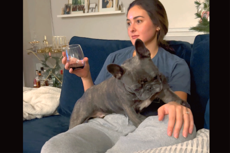 飼い主さんにかまってほしい愛犬。ソファでくつろぐ飼い主さんの手を取りアピールする姿がいじらしいし、かわいすぎる！！【海外・動画】