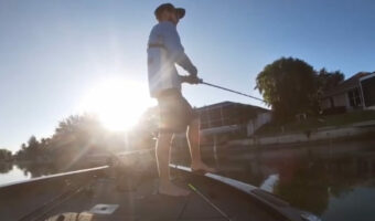 ボートで釣りをしていた男性にハプニング！釣り竿を振ったと思ったその直後・・！！【アメリカ・動画】