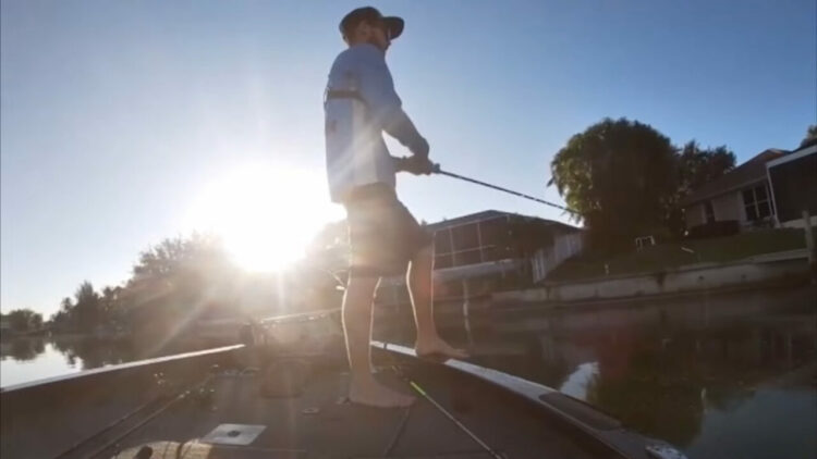 ボートで釣りをしていた男性にハプニング！釣り竿を振ったと思ったその直後・・！！【アメリカ・動画】