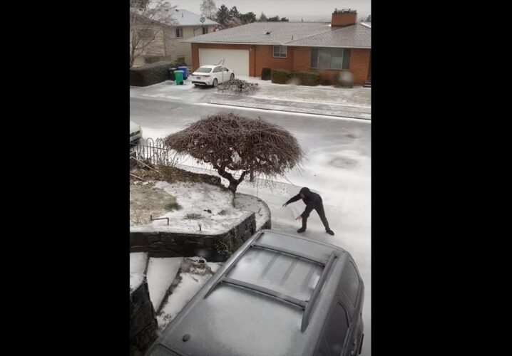 ゴミ捨てに表まで行くのも一仕事。雪が凍ってしまっていて歩くのも大変で、時につかまり歩きをしたり足を滑らせて転んだり・・