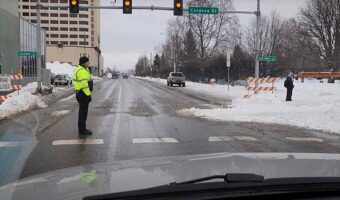 あるイベントの一幕にビックリ！！信号待ちをしていたら、アラスカ『っぽい』光景が！！【アメリカ・動画】