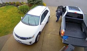 車を動かしたらバーベキューグリルが動き出すハプニングが発生!?慌てた運転手は車を降りて対応しようとしたら今度は・・