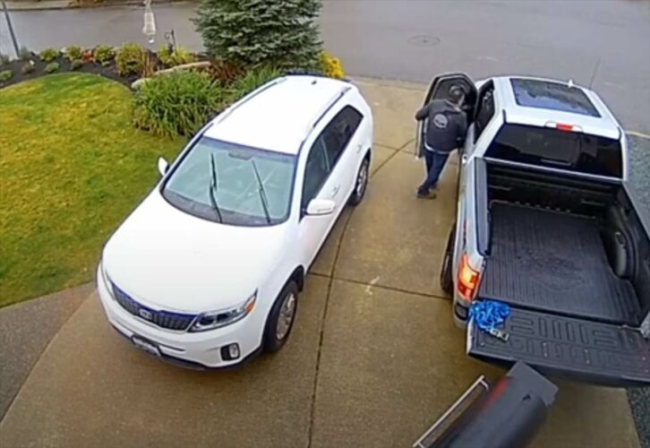 車を動かしたらバーベキューグリルが動き出すハプニングが発生！？慌てた運転手は車を降りて対応しようとしたら今度は・・