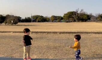 「先に走っていったお兄ちゃんが待ってくれていることに気付いた1歳児」抱き合う兄弟の映像が世界一可愛くて尊い!