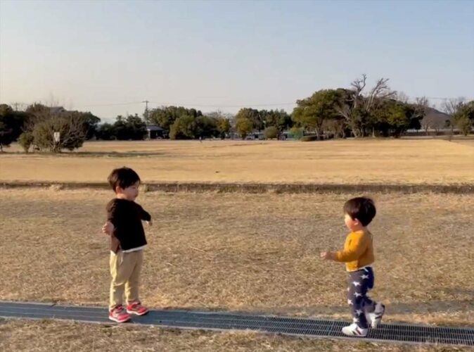 「先に走っていったお兄ちゃんが待ってくれていることに気付いた1歳児」抱き合う兄弟の映像が世界一可愛くて尊い！