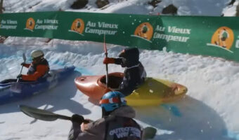 雪上で行うカヤックレース、「カヤッククロス」そのレースシーンを捉えた映像が熱すぎる！