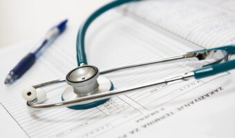 あなたの寿命がわかる簡単な運動テストが話題に!座って立つだけの簡単なテスト、あなたは出来ますか?