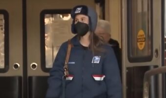 郵便配達員のお手柄が話題に!素早く的確な判断で住民の女性の命を救い、小さな町のヒーローになった!!