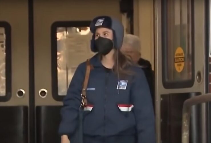 郵便配達員のお手柄が話題に！素早く的確な判断で住民の女性の命を救い、小さな町のヒーローになった！！