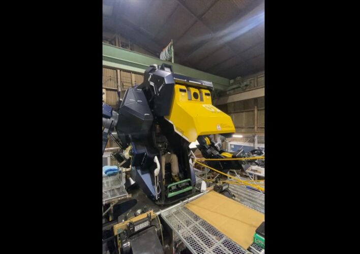 実際に乗って操縦できるロボットが開発されて話題に！「ロマンが詰まってる」「いつかガンダム作ってください！」