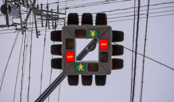 こんなの初めて見た!日本に数基しかない『UFO型信号機』がエモい !交差点の中央で浮いているかのよう・・・