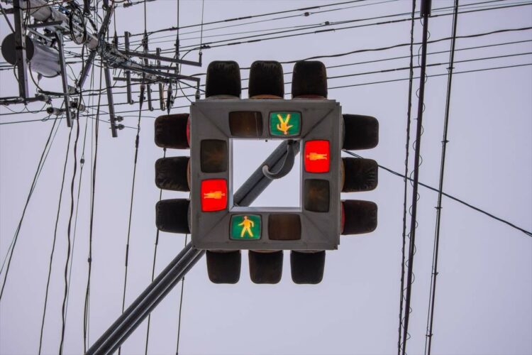 こんなの初めて見た！日本に数基しかない『UFO型信号機』がエモい ！交差点の中央で浮いているかのよう・・・