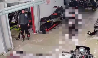 そんなことある？！スノーモービルを取り扱うお店で起きたまさかの出来事。これには店員さんも唖然としています